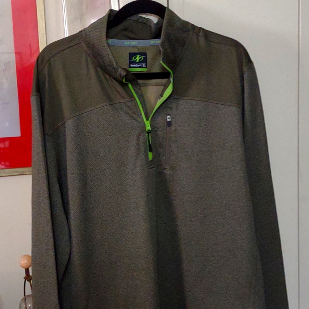 Men's nwot performance wear pullover